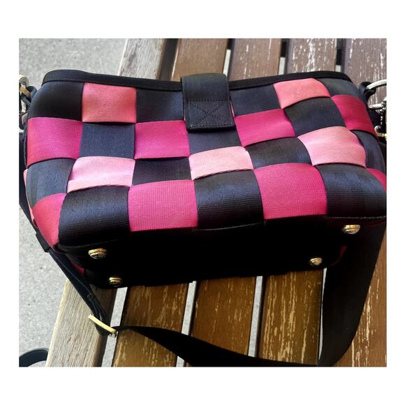 Harveys Seatbelt Bag - Breast Cancer Awareness (Limited Edition) - Picture 3 of 8